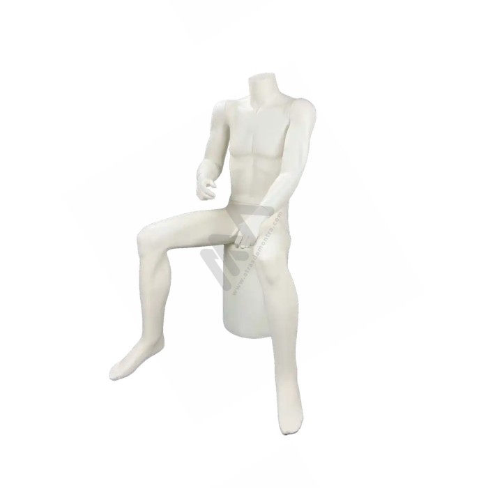 Manequim Homem Sentado sem Cabeça Branco Atrás da Montra