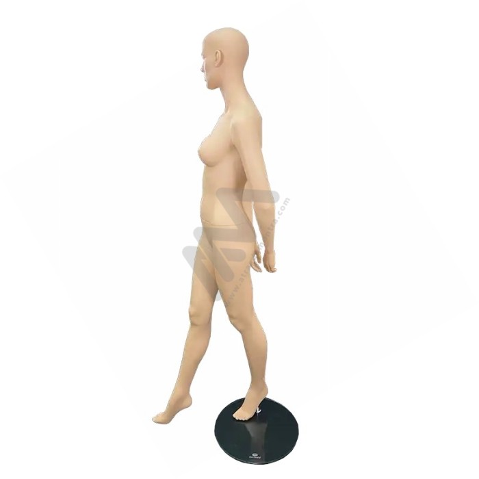 Manequim Senhora / Mulher com Cabeça Creme Atrás da Montra